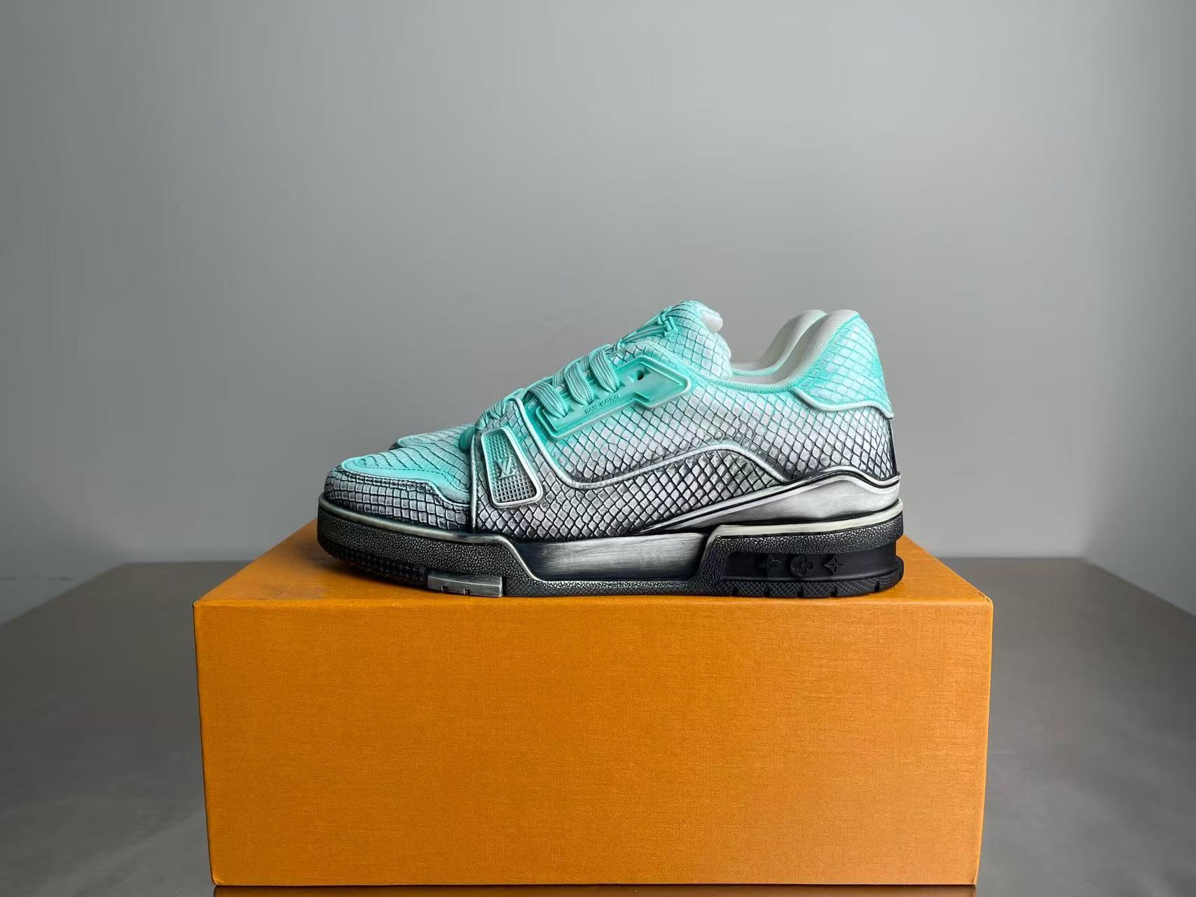 20250906 LV 潮流休閒運動鞋 海外原單免稅平行輸入 歐美代購 台北101專櫃官網同步在售 4色