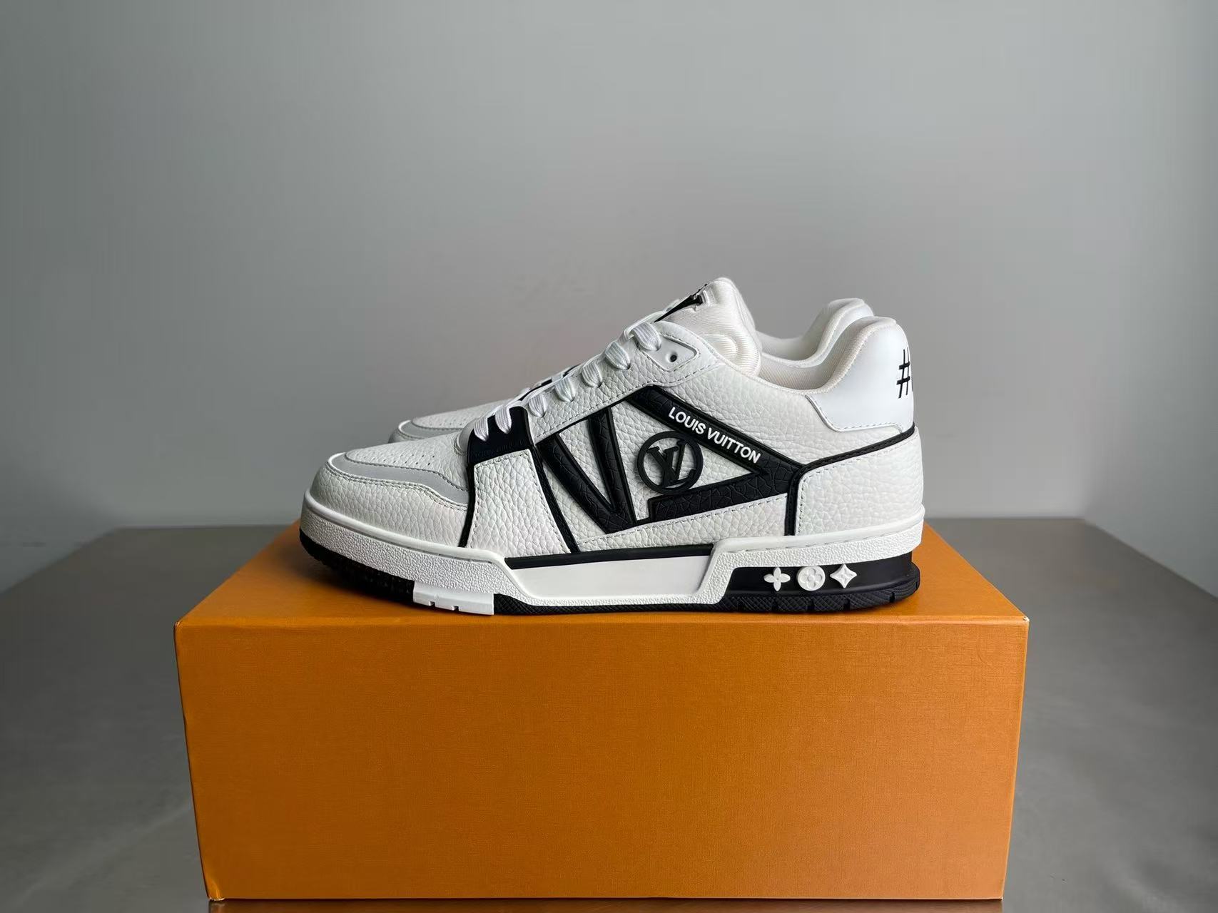 20251011 LV 潮流休閒時尚運動鞋 海外原單免稅平行輸入 歐美代購 台北101專櫃官網同步在售 5款